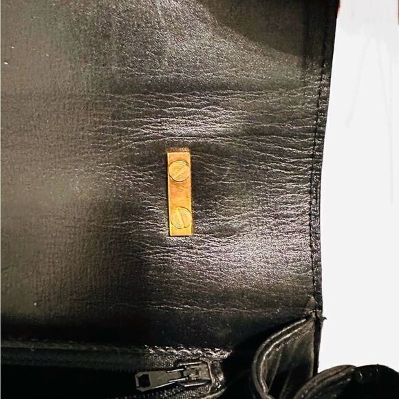 Classic vintage design in leather with gold-tone hardware - Picture 10 of 13